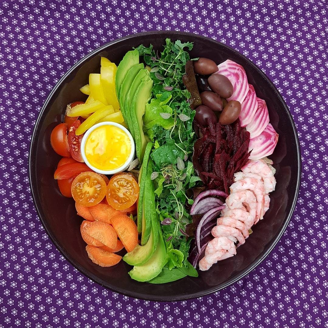 Räksallad med regnbågsfärger