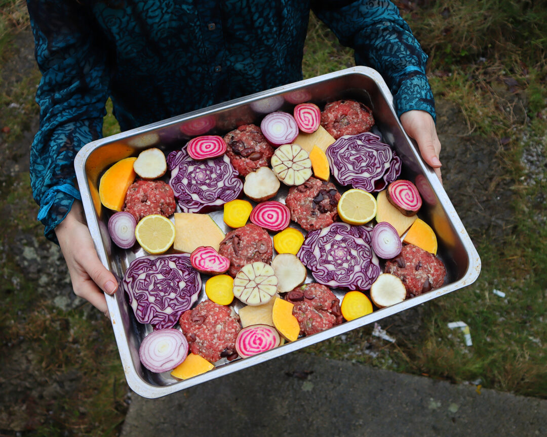 Plåtmat med grönsaker och olivbiffar