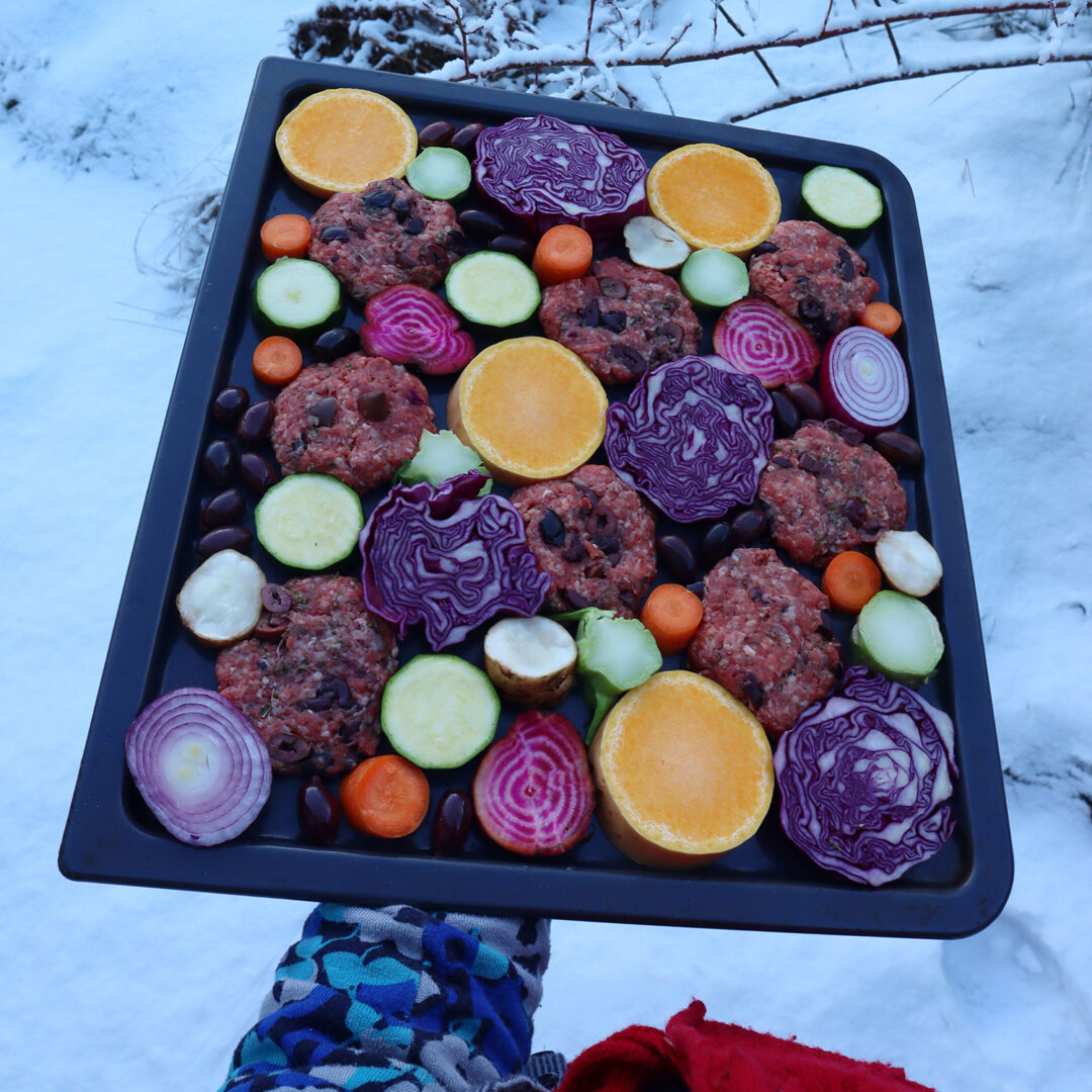 Ugnsplåt med grönsaker och nötfärsbiffar